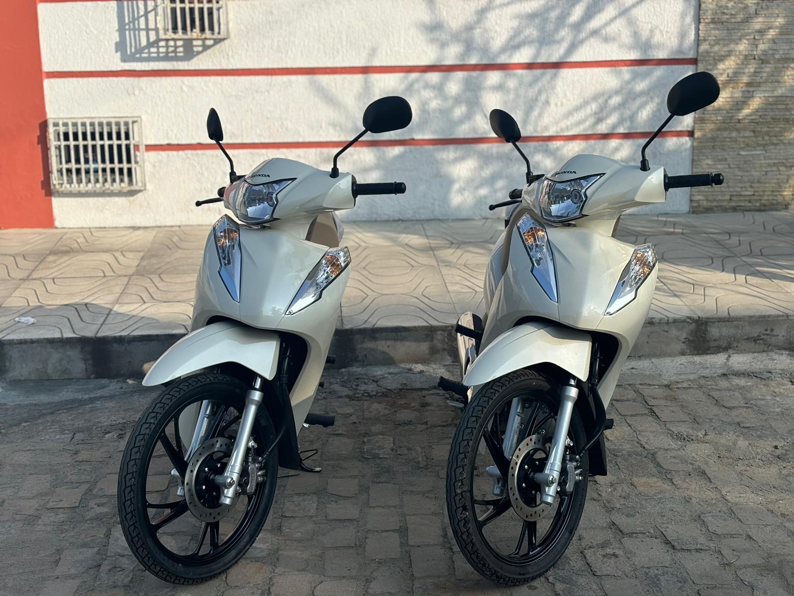 MILHAR : DUAS HONDAS BIZ 125 2024 BRANCO PEROLIZADO SORTEIO 28 DE AGOSTO